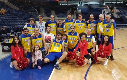 Un equipo de papi de ADIC entrenó con los NBA en Antel Arena