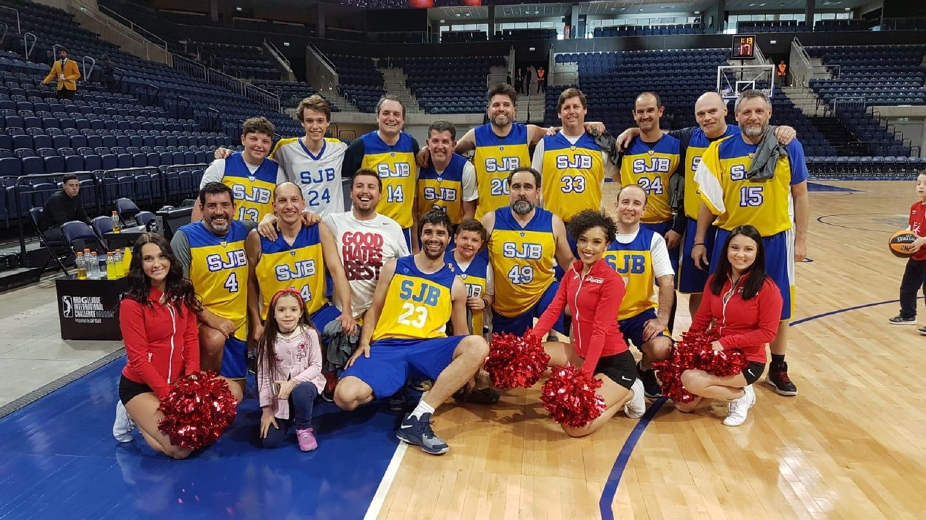 Un equipo de papi de ADIC entrenó con los NBA en Antel Arena