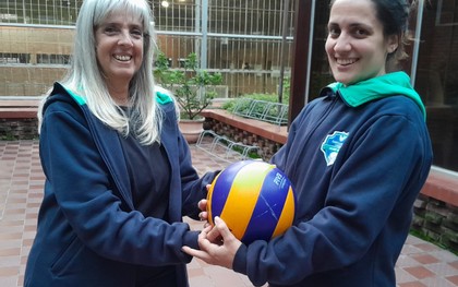 Madre e hija comparten equipo en mamivóleibol Madre e hija comparten equipo en mamivóleibol