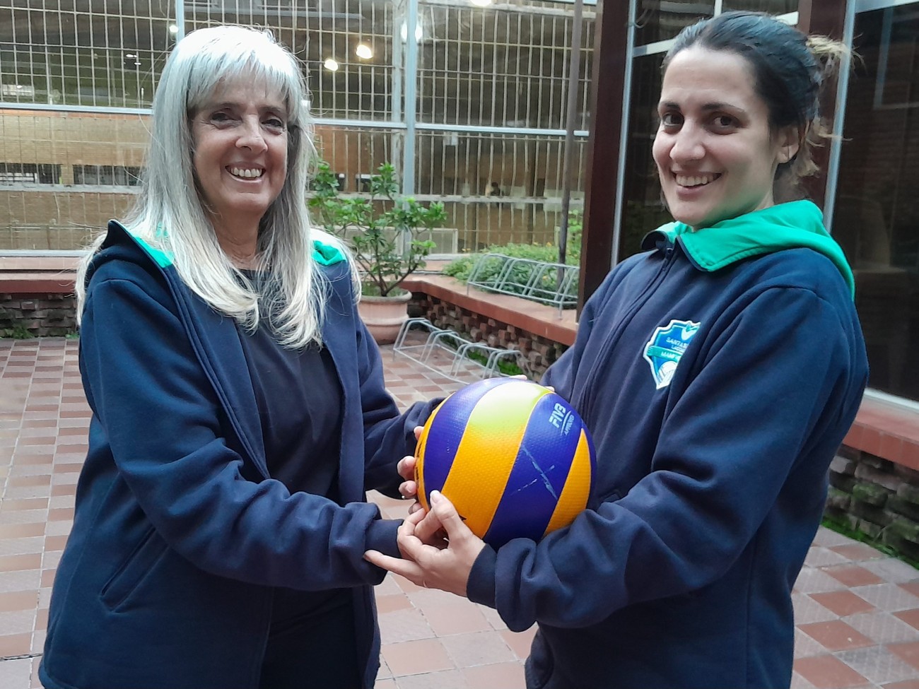 Madre e hija comparten equipo en mamivóleibol Madre e hija comparten equipo en mamivóleibol