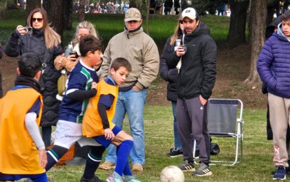 Jornada de fútbol sub 10 en el Campo de Deportes de San Juan Bautista