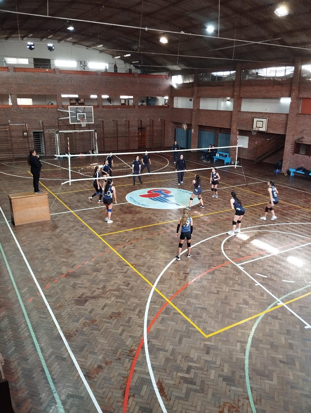 Sábado gigante de vóleibol de estudiantes con 11 equipos en actividad de Juan XXIII, IUA, Cervantes y Jesús María