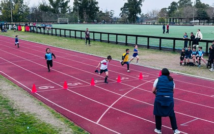 Atletismo en Pista Prado con 981 alumnos, un colegio debutante y el brillo de un fin de semana especial
