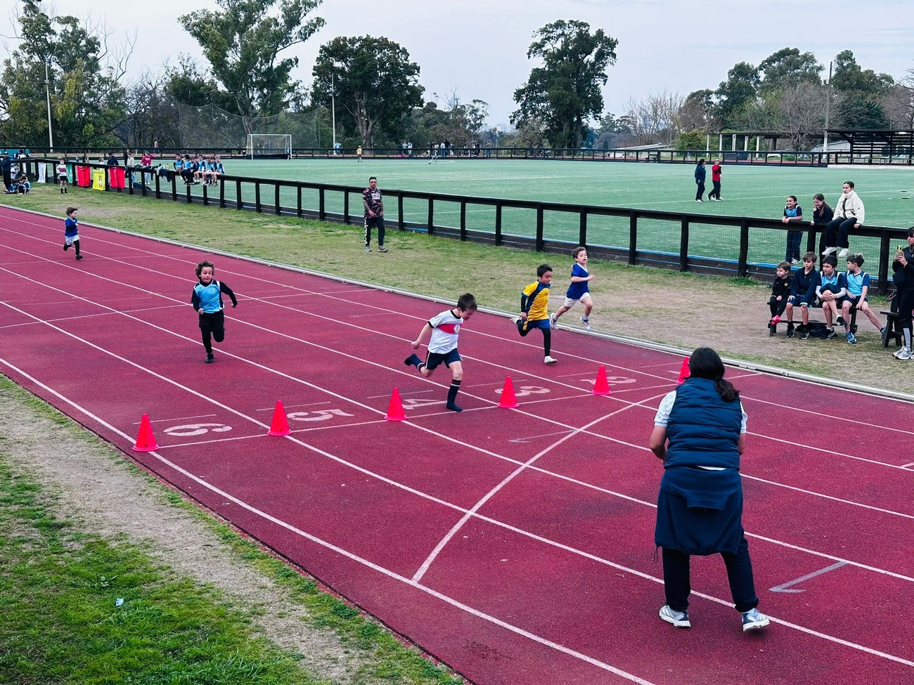 Atletismo en Pista Prado con 981 alumnos, un colegio debutante y el brillo de un fin de semana especial Atletismo en Pista Prado con 981 alumnos, un colegio debutante y el brillo de un fin de semana especial