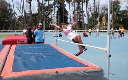 Atletismo de secundaria en la Pista Oficial del Parque Batlle
