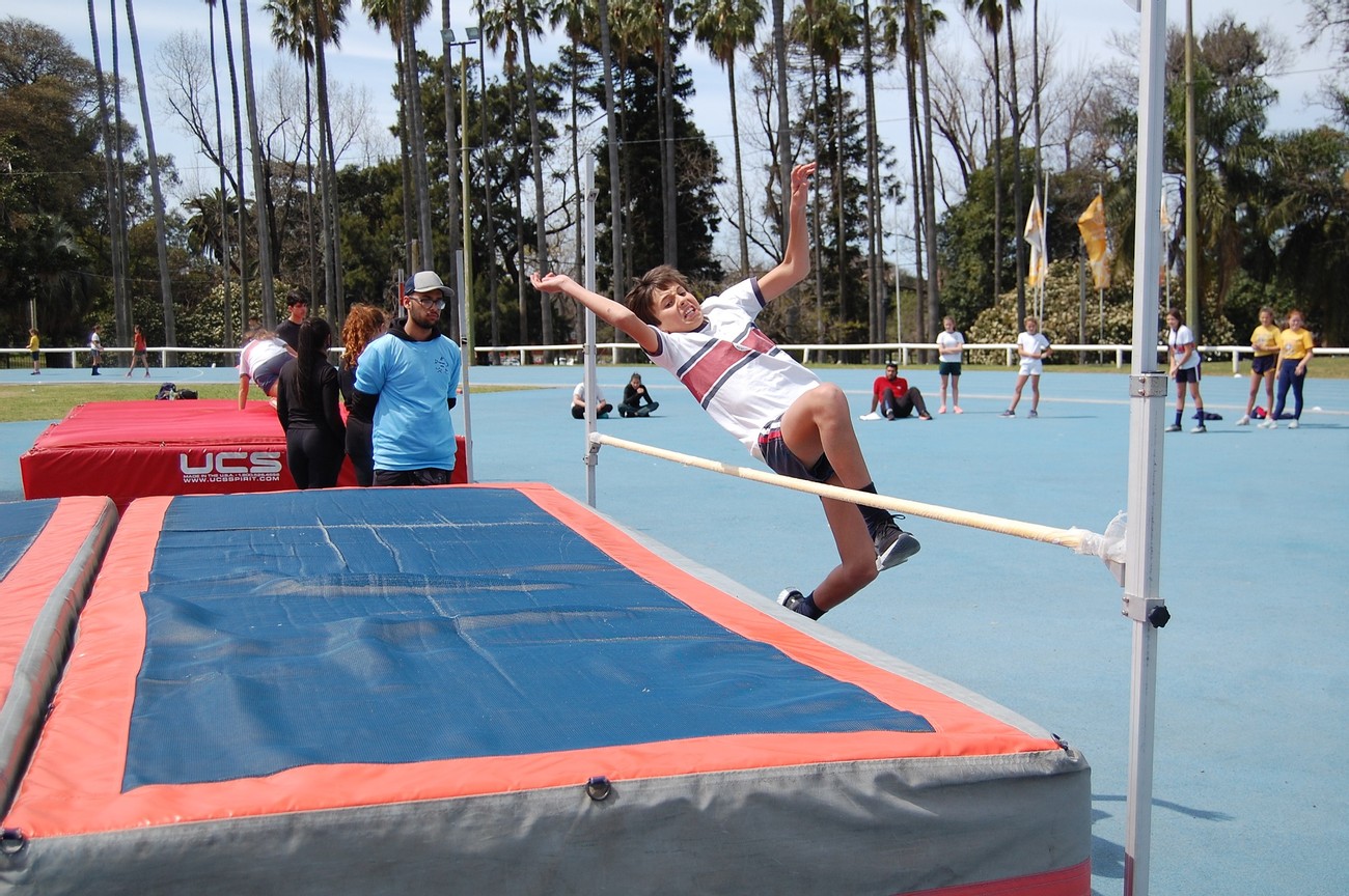 Atletismo de secundaria en la Pista Oficial del Parque Batlle
