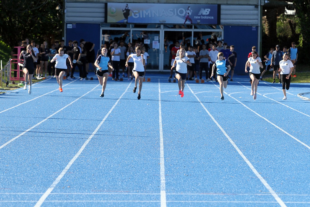Atletismo de secundaria en la Pista Oficial del Parque Batlle