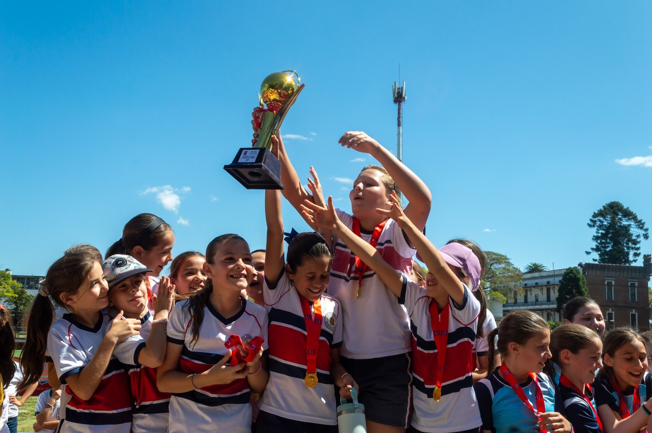 Ivy Thomas ganó la Copa en Conjunto de la temporada 2025 de atletismo en ADIC