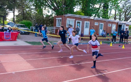Atletismo 2025 en ADIC: 18 colegios, 2.400 alumnos y competencias en las pistas del Prado y del Parque Batlle