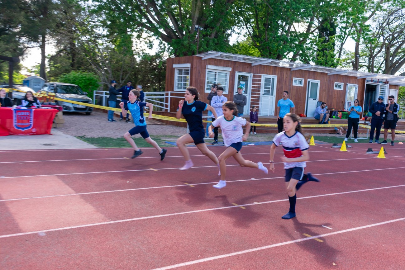 Atletismo 2025 en ADIC: 18 colegios, 2.400 alumnos y competencias en las pistas del Prado y del Parque Batlle