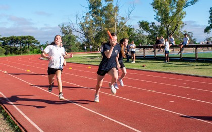 Atletismo: mirá el programa completo de las competencias de secundaria de este martes en la pista oficial del Parque Batlle