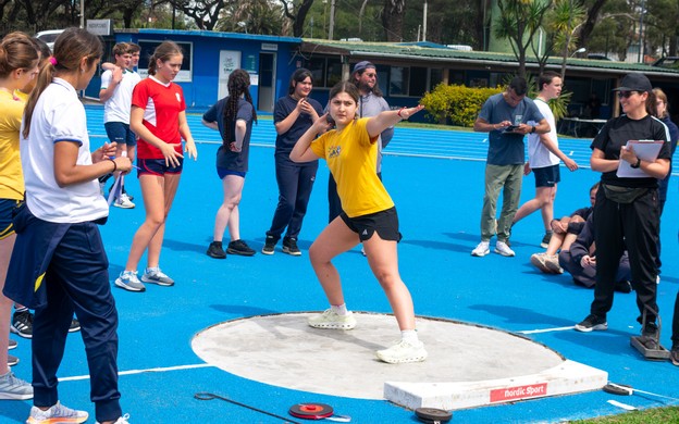 Así se vivió el atletismo de secundaria en la Pista Oficial del Parque Batlle