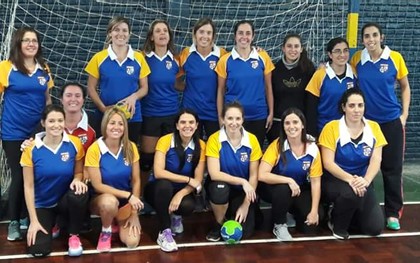 ¡Aquí están, estas son… las animadoras del torneo de handball!