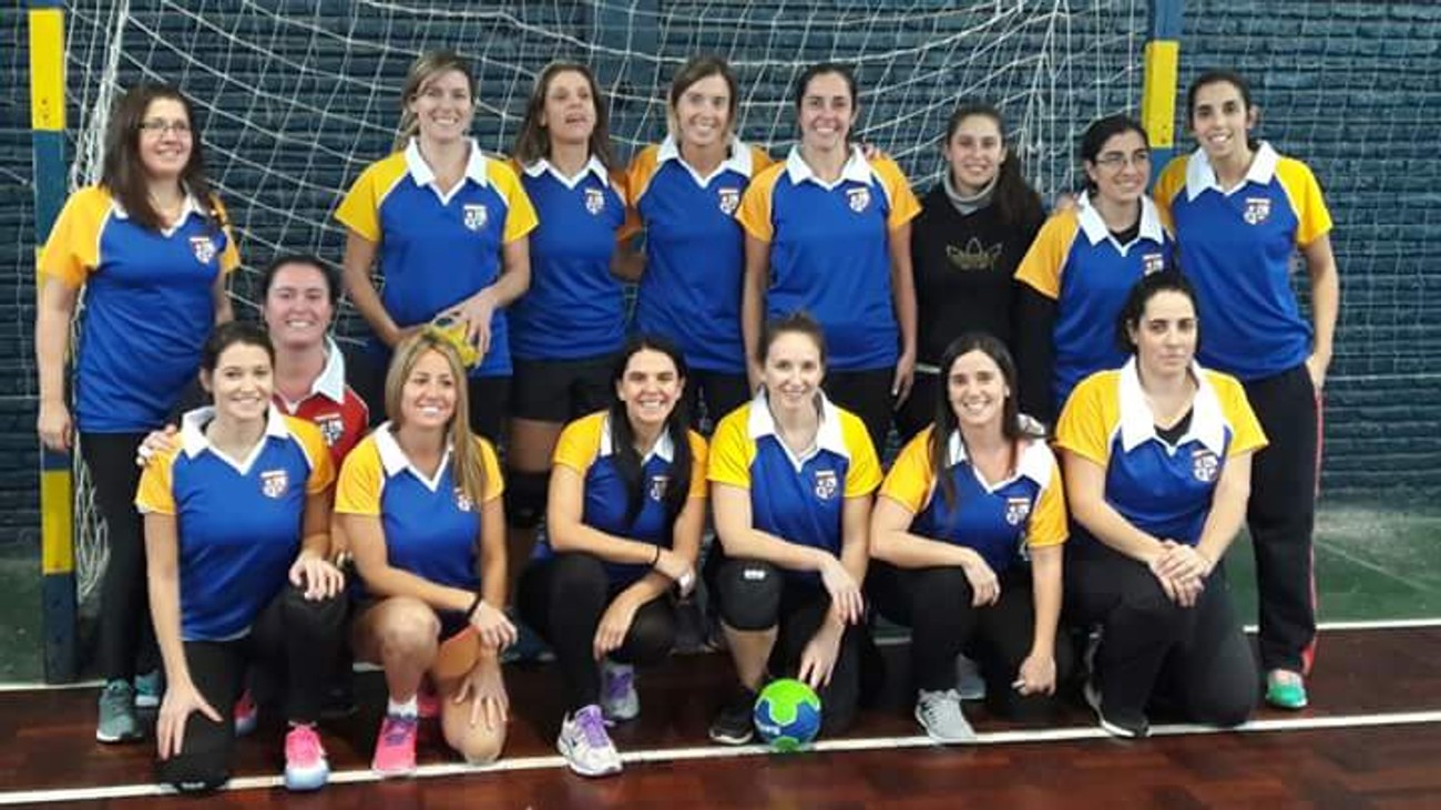 ¡Aquí están, estas son… las animadoras del torneo de handball! ¡Aquí están, estas son… las animadoras del torneo de handball!