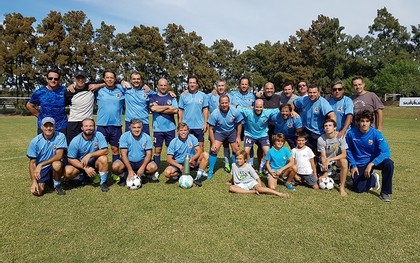 La historia de Clifton, entre viajes, asados y fútbol con amigos La historia de Clifton, entre viajes, asados y fútbol con amigos