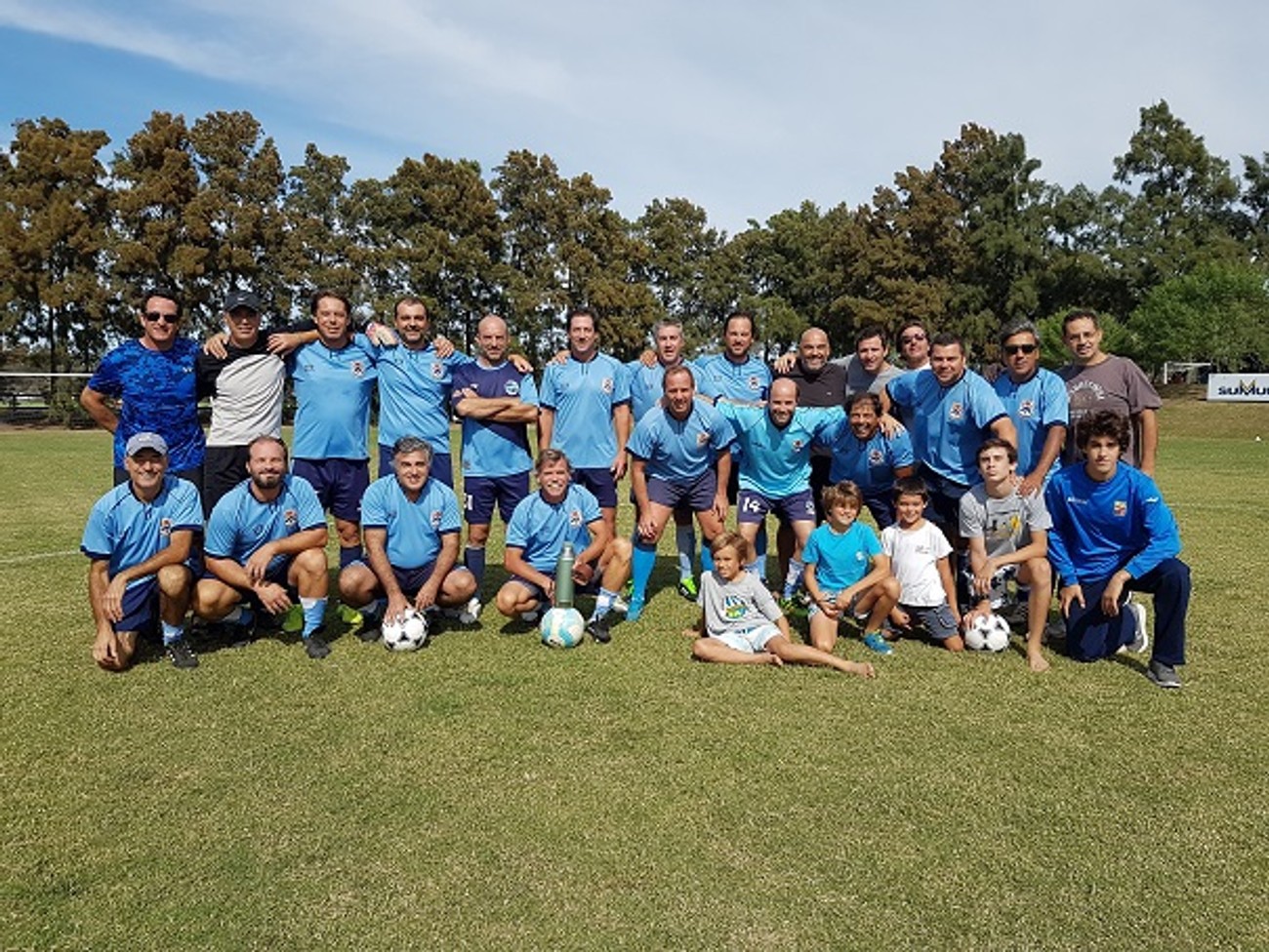 La historia de Clifton, entre viajes, asados y fútbol con amigos La historia de Clifton, entre viajes, asados y fútbol con amigos