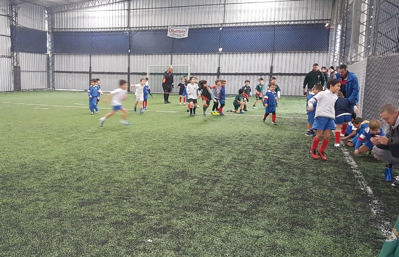 Francés-Edu School: innovar en días de lluvia con fútbol bajo techo y tercer tiempo