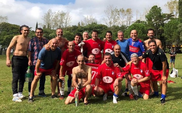 Un gol celebrado por todos: a los 74 años, el fútbol no pierde vigencia