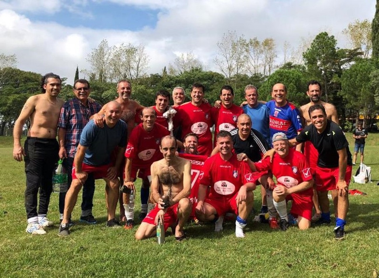 Un gol celebrado por todos: a los 74 años, el fútbol no pierde vigencia