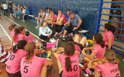 Las madres protagonizan un gran torneo de handball